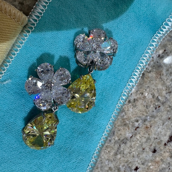 MAGNIFICENT COSTUME JEWELRY CLIP ON EARRINGS - Picture 6 of 12